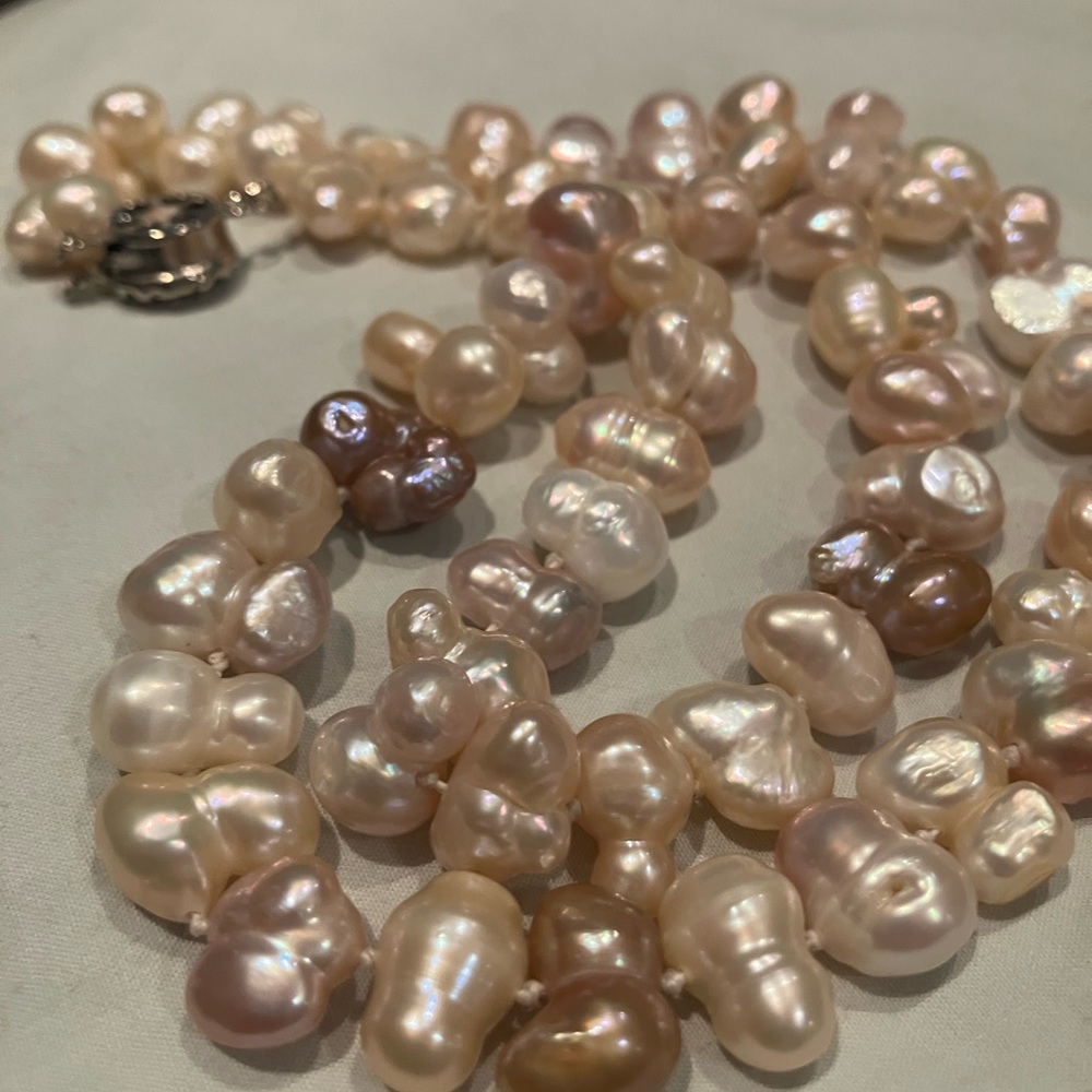Lustrous Pearl Necklace in Cream and Brown